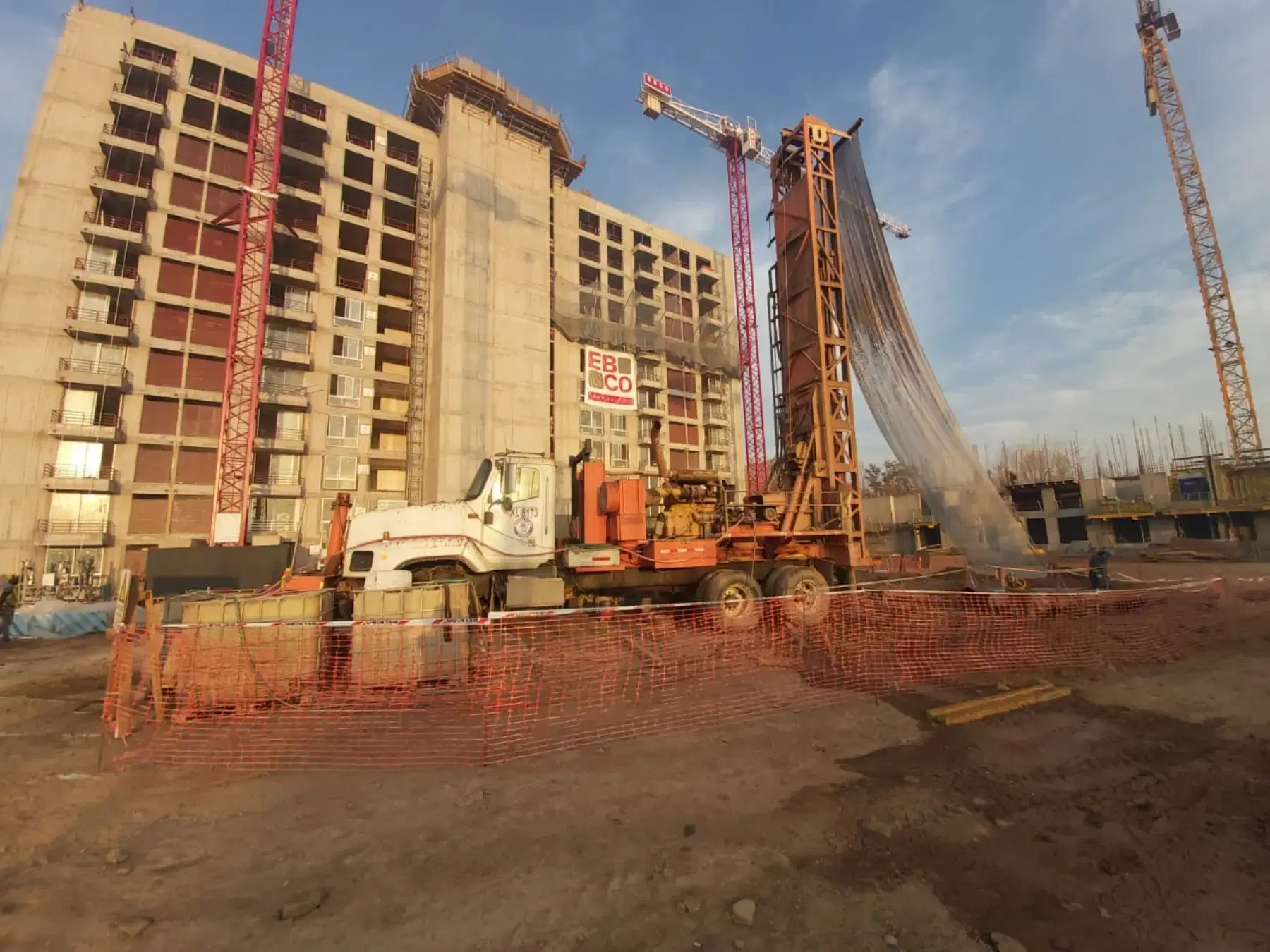 Cruzat Ingeniería perforando pozo profundo en obra de constructora EBCO