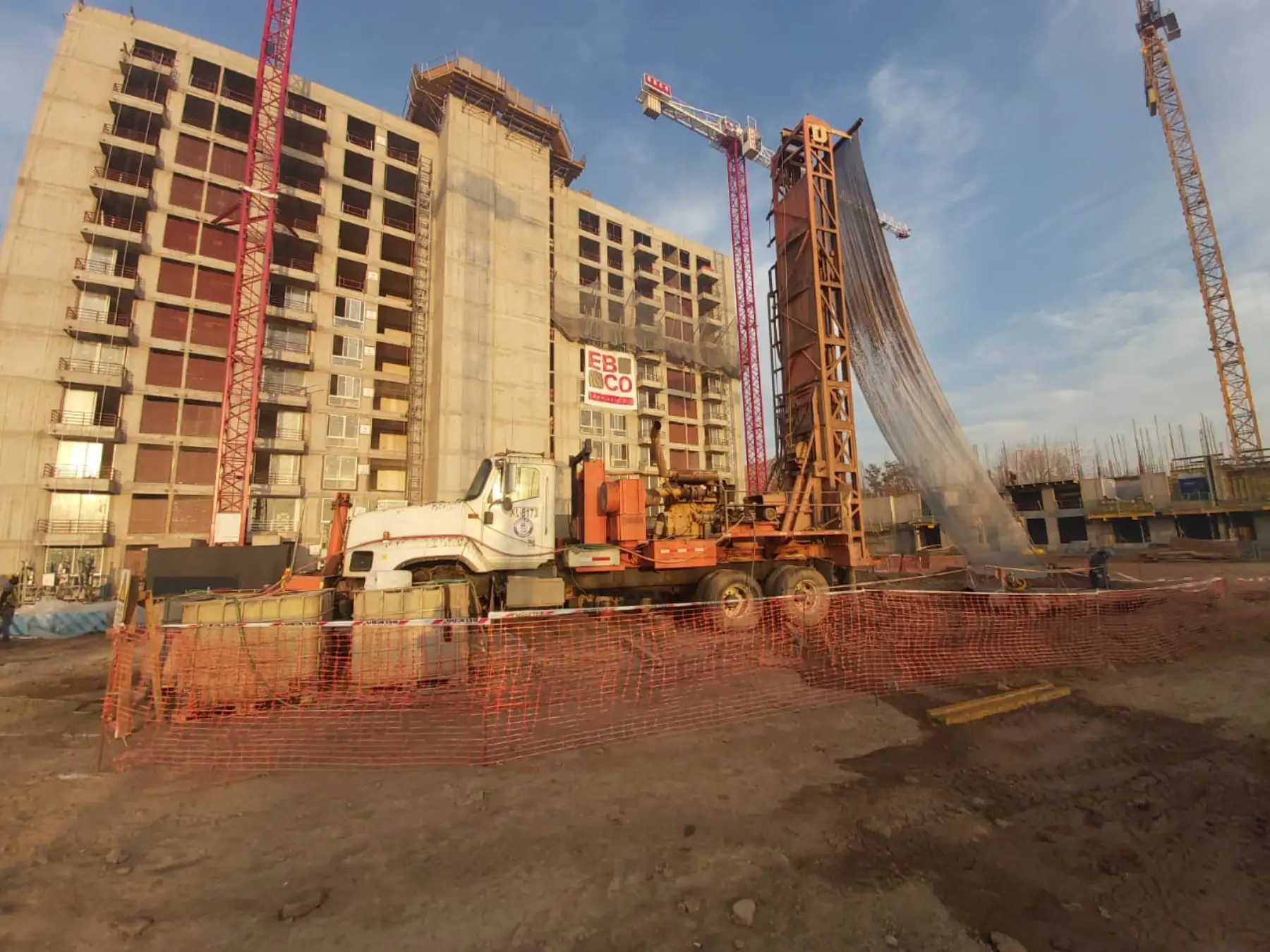 Cruzat Ingeniería perforando pozo profundo en obra de constructora EBCO